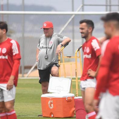 O técnico Abel Braga comanda treino do Inter no CT Parque Gigante na manhã deste sábado (26).<!-- NICAID(14677258) -->