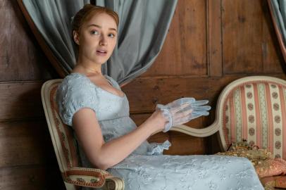 BRIDGERTON (L to R) PHOEBE DYNEVOR as DAPHNE BRIDGERTON in episode 102 of BRIDGERTON Cr. LIAM DANIEL/NETFLIX © 2020<!-- NICAID(14677306) -->