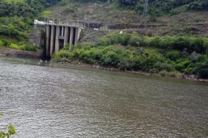 Bombeiros seguem buscas por desaparecido no rio das antas./ noeleos trabalhos iniciaram no sabado entre Bento e cotiporã e seguem na manha de hoje./ segundo os bombeiros, as buscas iniciaram em frente ao ponto onde é feita a liberação das comportas da represa 14 de Julho./ os relatos são de que dois homens estavam pescando na área quando Valdelirio Sútil Pereira de 43 anos entrou no rio para pegar uma boia de pesca. ele não conseguiu mais sair do rio segundo relato do outro homem que é cunhado dele./ Trabalham nas buscas equipes do Corpo de Bombeiros Militar de Bento Gonçalves e Mergulhadores da Companhia Especial de Busca e Salvamento./ <!-- NICAID(14677731) -->