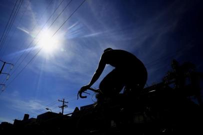  PORTO ALEGRE, RS, BRASIL, 06-01-2019: Ciclistas pedalam em manhã ensolarada em Porto Alegre. (Foto: Mateus Bruxel / Agência RBS)<!-- NICAID(13903139) -->