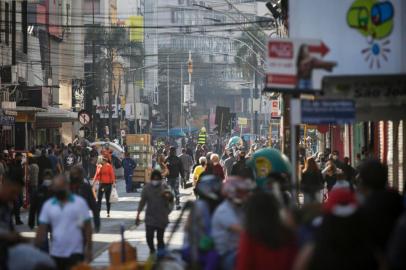 PORTO ALEGRE, RS, BRASIL, 10-08-2020: Rua Voluntários da Pátria. Estabelecimentos comerciais em funcionamento, apesar de decisão da justiça ter suspenso autorização para reabertura no fim de semana e a prefeitura ainda não ter divulgado novo decreto permitindo a flexibilização. (Foto: Mateus Bruxel / Agência RBS)<!-- NICAID(14564582) -->