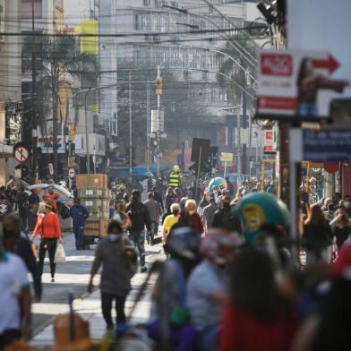 PORTO ALEGRE, RS, BRASIL, 10-08-2020: Rua Voluntários da Pátria. Estabelecimentos comerciais em funcionamento, apesar de decisão da justiça ter suspenso autorização para reabertura no fim de semana e a prefeitura ainda não ter divulgado novo decreto permitindo a flexibilização. (Foto: Mateus Bruxel / Agência RBS)<!-- NICAID(14564582) -->