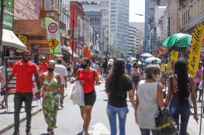  PORTO ALEGRE, RS, BRASIL, 24/12/2020- Último dia das compras de Natal. Local das fotos: Centro Histórico.  Foto: Isadora Neumann  / Agencia RBSIndexador: ISADORA NEUMANN<!-- NICAID(14676597) -->