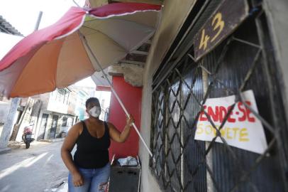  PORTO ALEGRE, RS, BRASIL,29/12/2020-  Jeniffer Chaves, mãe de 3 filhas, desempregada adapta bicicleta para vender sorvete e tem veículo furtado em Porto Alegre Foto: Lauro Alves  / Agencia RBS<!-- NICAID(14678632) -->