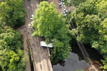 Motorista de caminhão morre em colisão com carreta na BR-116, em Dois Irmãos. O acidente ocorreu às 19h50min e bloqueia a rodovia a mais de 12 horas na altura do quilômetro 223, sobre a ponte do Arroio Feitoria.<!-- NICAID(14678641) -->