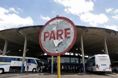  PORTO ALEGRE, RS, BRASIL, 23-12-2020: Movimentaçãoo na Estação Rodoviária, na região central. Governo vai lancar em janeiro o edital para contratar empresa responsável pela estação. (Foto: Mateus Bruxel / Agencia RBS)Indexador: Mateus Bruxel<!-- NICAID(14675932) -->