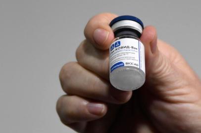  Nurse Miriam Montenegro shows a vial of the Sputnik V vaccine against the novel coronavirus COVID-19, at the Lagomaggiore Hospital of Mendoza, Argentina, on December 29, 2020. - Argentina on Tuesday launched a COVID-19 vaccination campaign with the Sputnik V shots developed by Russia, the government said. It is the first country in the Americas to use this vaccine against the pandemic. (Photo by Andres LARROVERE / AFP)Editoria: HTHLocal: MendozaIndexador: ANDRES LARROVERESecao: diseaseFonte: AFPFotógrafo: STR<!-- NICAID(14678751) -->