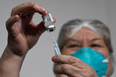  Nurse Miriam Montenegro prepares a dose of the Sputnik V vaccine against the novel coronavirus COVID-19, at the Lagomaggiore Hospital of Mendoza, Argentina, on December 29, 2020. - Argentina on Tuesday launched a COVID-19 vaccination campaign with the Sputnik V shots developed by Russia, the government said. It is the first country in the Americas to use this vaccine against the pandemic. (Photo by Andres LARROVERE / AFP)Editoria: HTHLocal: MendozaIndexador: ANDRES LARROVERESecao: diseaseFonte: AFPFotógrafo: STR<!-- NICAID(14678746) -->