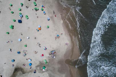  TRAMANDAÍ, RS, BRASIL - 2020.12.29 - Manhã de sol forte e pouco vento na praia de Tramandaí. Bastante veranistas compareceram na areia, maioria sem máscara. (Foto: ANDRÉ ÁVILA/ Agência RBS)<!-- NICAID(14679003) -->