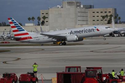 Boeing 737 Max Public Flights Resume As American Airlines Flies From Miami To New YorkMIAMI, FLORIDA - DECEMBER 29: American Airlines flight 718, a Boeing 737 Max, takes off from Miami International Airport to New York on December 29, 2020 in Miami, Florida. The Boeing 737 Max flew its first commercial flight since the aircraft was allowed to return to service nearly two years after being grounded worldwide following a pair of separate crashes.   Joe Raedle/Getty Images/AFPEditoria: FINLocal: MiamiIndexador: JOE RAEDLESecao: TransportFonte: GETTY IMAGES NORTH AMERICAFotógrafo: STF<!-- NICAID(14679083) -->