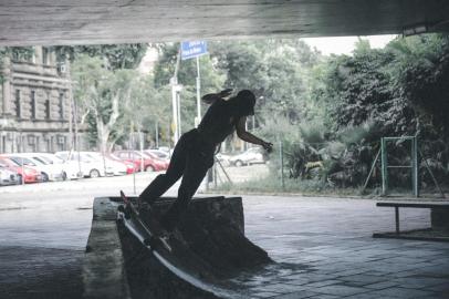  PORTO ALEGRE, RS, BRASIL - 08.12.2019 - Pauta especial sobre a cultura do skate  em Porto Alegre. na foto, o viaduto Brooklyn (Foto: Marco Favero/Agencia RBS)<!-- NICAID(14358072) -->