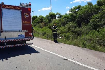 Uma pessoa ainda não identificada morreu em um acidente na RS-287, no município de Restinga Sêca, na região central do Estado. A colisão aconteceu por volta das 14h no km 212 da estrada.  Segundo informações do Comando Rodoviário da Brigada Militar, a colisão matou o motorista de um dos veículos e deixou três crianças feridas. Foto: CRBM/Divulgação<!-- NICAID(14679215) -->