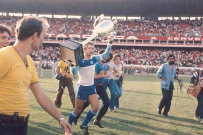 Foto do goleiro Leão, do Grêmio, comemorando com a taça do Campeonato Brasileiro de 1981. O Grêmio venceu por 1 a 0.#PASTA: 50768Fotógrafo: não constaData Evento: 00/00/1981<!-- NICAID(674700) -->