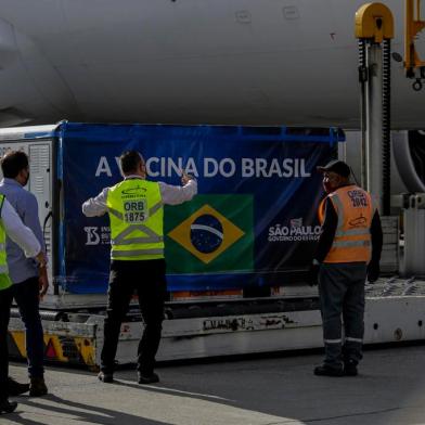 SÃO PAULO, CHEGADA LOTE CORONAVAC, AEROPORTO GRUSP - SÃO PAULO, CHEGADA LOTE CORONAVAC, AEROPORTO GRU - GERAL - SÃO PAULO, CHEGADA LOTE CORONAVAC, AEROPORTO GRU - Equipes de solo do Aeroporto Internacional de Guarulhos em São Paulo, descarregam na manhã desta quarta-feira 30 a aeronave da empresa Swiss Air que trouxe um lote de 1,6 milhão de doses da vacina Coronavac enviadas pela farmacêutica chinesa Sinovac. 30/12/2020 - Foto: SUAMY BEYDOUN/AGIF - AGÊNCIA DE FOTOGRAFIA/AGIF - AGÊNCIA DE FOTOGRAFIA/ESTADÃO CONTEÚDOEditoria: GERALLocal: GUARULHOSIndexador: SUAMY BEYDOUNFotógrafo: AGIF - AGÊNCIA DE FOTOGRAFIA<!-- NICAID(14679816) -->