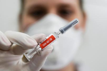 PORTO ALEGRE, RS, BRASIL, 01-09-2020: Uma enfermeira com a vacina CoronaVac em teste no Centro de Pesquisas Clinicas do Hospital Sao Lucas, da Pucrs. A medica anestesista dra Alice Becker Teixeira, do GHC, é uma das voluntárias e receberá esta dose da vacina, do laboratório chines SinoVac em parceria com o Istituto Butantan, contra o coronavirus. (Foto: Mateus Bruxel / Agencia RBS)Indexador: Mateus Bruxel<!-- NICAID(14581602) -->