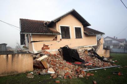 A damaged house is seen in Petrinja, some 50kms from Zagreb, after the town was hit by a 6.4-magnitude quake on December 30, 2020. - Fresh tremors shook Croatia on on December 30, 2020 as the Adriatic country was still picking up the pieces of a deadly earthquake that claimed seven lives and reduced buildings to rubble the day before. The aftershocks jangled nerves in towns south of Zagreb where the quake left gaping holes in buildings and crushed cars under mountains of bricks. (Photo by Damir SENCAR / AFP)<!-- NICAID(14679922) -->