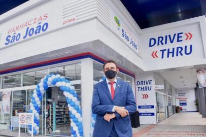 Farmácia São João abre unidade com drive-thru<!-- NICAID(14679926) -->