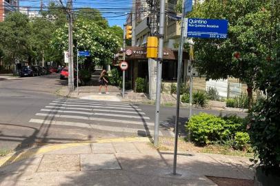 Placa que sinaliza o encontro das ruas Quintino Bocaiúva e Marquês do Herval, no bairro Moinhos de Vento, em Porto Alegre, foi fixada mais longe do meio-fio. Segundo a prefeitura, a intenção é de assegurar a assessibilidade dos cadeirantes.<!-- NICAID(14679176) -->