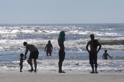  CAPÃO DA CANOA, RS, BRASIL, 30/12/2020 - Ambiental praia em temporada de veraneio em meio a pandemia de coronavírus. NA FOTO: praia de Curumin. (Marcelo Casagrande/Agência RBS)<!-- NICAID(14680164) -->