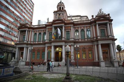  PORTO ALEGRE, RS, BRASIL - 31.01.2020 - Reinstalação de quatro postes históricos em frente ao Paço Municipal. (Foto: Jefferson Botega/Agencia RBS)<!-- NICAID(14405336) -->