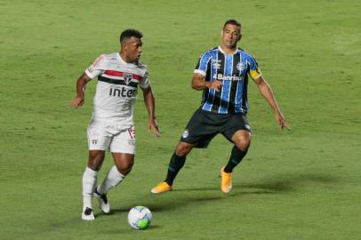 COPA DO BRASIL 2020, SÃO PAULO X GRÊMIOSP - COPA DO BRASIL 2020, SÃO PAULO X GRÊMIO - ESPORTES - COPA DO BRASIL 2020, SÃO PAULO X GRÊMIO - Luan jogador do São Paulo disputa lance com Diego Souza jogador do Grêmio durante partida no estádio Morumbi pelo campeonato Copa do Brasil 2020. 30/12/2020 - Foto: MARCELLO ZAMBRANA/AGIF - AGÊNCIA DE FOTOGRAFIA/AGIF - AGÊNCIA DE FOTOGRAFIA/ESTADÃO CONTEÚDOEditoria: ESPORTESLocal: SÃO PAULOIndexador: MARCELLO ZAMBRANAFotógrafo: AGIF - AGÊNCIA DE FOTOGRAFIA<!-- NICAID(14680730) -->