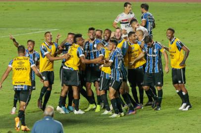 COPA DO BRASIL 2020, SÃO PAULO X GRÊMIOSP - COPA DO BRASIL 2020, SÃO PAULO X GRÊMIO - ESPORTES - COPA DO BRASIL 2020, SÃO PAULO X GRÊMIO - Jogadores do Grêmio comemoram vitória ao final da partida contra o São Paulo no estádio Morumbi pelo campeonato Copa do Brasil 2020. 30/12/2020 - Foto: MARCELLO ZAMBRANA/AGIF - AGÊNCIA DE FOTOGRAFIA/AGIF - AGÊNCIA DE FOTOGRAFIA/ESTADÃO CONTEÚDOEditoria: ESPORTESLocal: SÃO PAULOIndexador: MARCELLO ZAMBRANAFotógrafo: AGIF - AGÊNCIA DE FOTOGRAFIA<!-- NICAID(14680815) -->