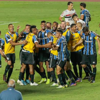 COPA DO BRASIL 2020, SÃO PAULO X GRÊMIOSP - COPA DO BRASIL 2020, SÃO PAULO X GRÊMIO - ESPORTES - COPA DO BRASIL 2020, SÃO PAULO X GRÊMIO - Jogadores do Grêmio comemoram vitória ao final da partida contra o São Paulo no estádio Morumbi pelo campeonato Copa do Brasil 2020. 30/12/2020 - Foto: MARCELLO ZAMBRANA/AGIF - AGÊNCIA DE FOTOGRAFIA/AGIF - AGÊNCIA DE FOTOGRAFIA/ESTADÃO CONTEÚDOEditoria: ESPORTESLocal: SÃO PAULOIndexador: MARCELLO ZAMBRANAFotógrafo: AGIF - AGÊNCIA DE FOTOGRAFIA<!-- NICAID(14680815) -->