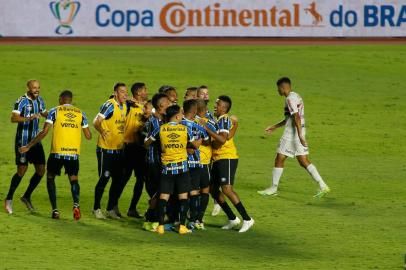 SÃO PAULO X GRÊMIOSP - COPA DO BRASIL/SÃO PAULO X GRÊMIO - ESPORTES - Jogadores do Grêmio comemoram a classificação à final da Copa do Brasil 2020 após o   empate por 0 a 0 (vitória por 1 a 0 no placar agregado) com o São Paulo, em partida   realizada no Estádio do Morumbi, na capital paulista, na noite desta quarta-feira (30).    30/12/2020 - Foto: MIGUEL SCHINCARIOL/ESTADÃO CONTEÚDOEditoria: ESPORTESLocal: SÃO PAULOIndexador: MIGUEL SCHINCARIOLFotógrafo: ESTADÃO CONTEÚDO<!-- NICAID(14680814) -->