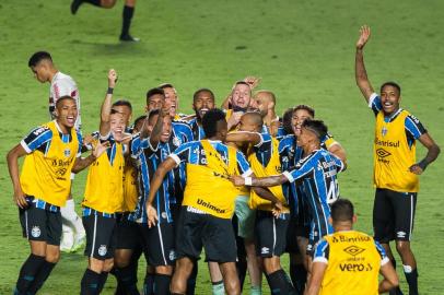 SÃO PAULO FC X GREMIOSP - SPFC/GREMIO - ESPORTES - Jogadores do Gremio comemoram a vitória durante partida entre São Paulo FC x Gremio válida pelo jogo de volta da semi-final da Copa do Brasil realizada no Estádio do Morumbi em São Paulo, SP. 30/12/2020 - Foto: MAURíCIO RUMMENS/FOTOARENA/FOTOARENA/ESTADÃO CONTEÚDOEditoria: ESPORTESLocal: SÃO PAULOIndexador: MAURíCIO RUMMENSFonte: 2011718Fotógrafo: FOTOARENA<!-- NICAID(14680816) -->