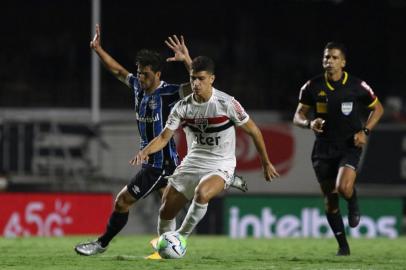 30/12/2020 - São Paulo 0 x 0 Grêmio - Copa do Brasil - MorumbiFotos: Rubens Chiri / saopaulofc.netNa foto: Vitor Bueno com a bola, Lucas Silva atrás e o árbitro Bruno Arleu de Araújo no fundo<!-- NICAID(14680828) -->