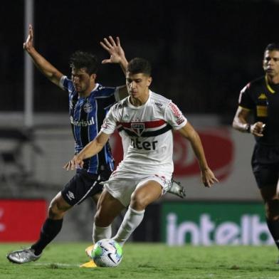 30/12/2020 - São Paulo 0 x 0 Grêmio - Copa do Brasil - MorumbiFotos: Rubens Chiri / saopaulofc.netNa foto: Vitor Bueno com a bola, Lucas Silva atrás e o árbitro Bruno Arleu de Araújo no fundo<!-- NICAID(14680828) -->