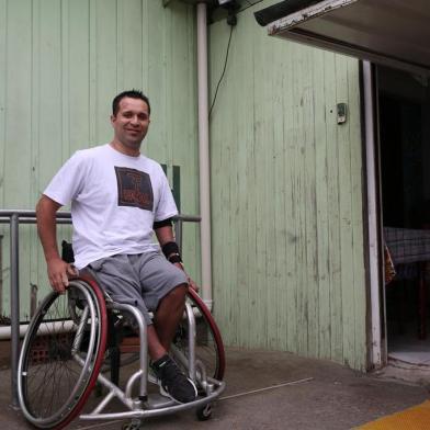  CAXIAS DO SUL, RS, BRASIL (31/12/2020)Evair Pinheiro, atleta de basquete em cadeira de rodas, que sofreu um acidente grave em março e está se recuperando. Ele deseja voltar a praticar o esporte no próximo ano. (Antonio Valiente/Agência RBS)<!-- NICAID(14680928) -->