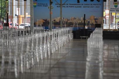  PORTO ALEGRE, RS, BRASIL - 31.12.2020 - Estrutura onde acontecerá a transmissão de cargo de Prefeito da Capital de Marchezan a Sebastião Melo, já está montada no Largo Glênio Peres. (Foto: Jefferson Botega/Agencia RBS)<!-- NICAID(14680958) -->