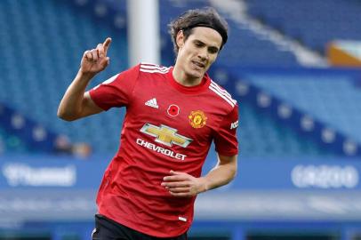  Manchester Uniteds Uruguayan striker Edinson Cavani celebrates scoring his teams third goal during the English Premier League football match between Everton and Manchester United at Goodison Park in Liverpool, north west England on November 7, 2020. - Manchester United won the match 3-1. (Photo by Clive Brunskill / POOL / AFP) / RESTRICTED TO EDITORIAL USE. No use with unauthorized audio, video, data, fixture lists, club/league logos or live services. Online in-match use limited to 120 images. An additional 40 images may be used in extra time. No video emulation. Social media in-match use limited to 120 images. An additional 40 images may be used in extra time. No use in betting publications, games or single club/league/player publications. / Editoria: SPOLocal: LiverpoolIndexador: CLIVE BRUNSKILLSecao: soccerFonte: POOLFotógrafo: STR<!-- NICAID(14680992) -->