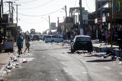  IMBÉ, RS, BRASIL - 2021.01.01 - Intenso movimento na avenida Beira Mar, Barra de Imbé. Após festa de ano novo, muito lixo nas ruas, como garrafas de bebidas. Muitas pessoas ainda permaneciam aglomeradas no início da primeira manhã do ano. (Foto: ANDRÉ ÁVILA/ Agência RBS)Indexador: Andre Avila<!-- NICAID(14681155) -->