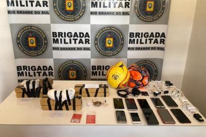 Dois homens foram presos após tentarem arremessar drogas para dentro do Presídio Estadual de Guaporé. A perseguição resultou na apreensão de 4,4 quilos de maconha, 358 gramas de cocaína e alguns comprimidos de ecstasy, além de 10 celulares.<!-- NICAID(14681238) -->