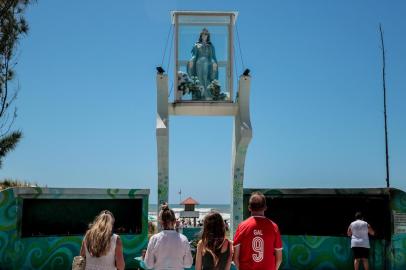  CAPÃO DA CANOA, RS, BRASIL - 1º/01/2021 - Por ocasião do novo ano, banhistas aproveitam para fazer seus rituais de fé em frente à estátua de Iemanjá na orla de Capão da Canoa. Foto: Marco Favero/Agência RBS<!-- NICAID(14681359) -->