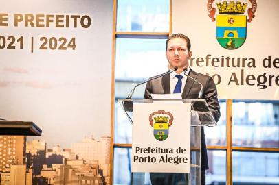 Porto Alegre, RS 01°/01/2021: O prefeito eleito, Sebastião Melo, e o vice, Ricardo Gomes, tomaram posse na tarde desta sexta-feira, 1º, para a gestão 2021/2024 à frente da Prefeitura de Porto Alegre. O evento de transmissão de cargo foi realizado no Largo Glênio Peres com restrição de público em decorrência da pandemia de Covid-19. No mesmo evento, os secretários municipais foram empossados. Foto: Mateus Raugust/PMPA