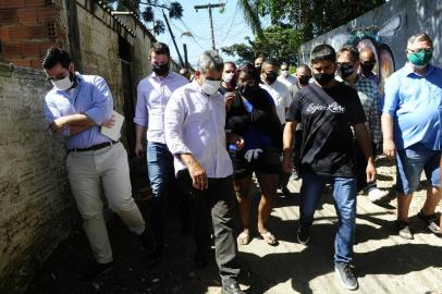  PORTO ALEGRE,RS,BRASIL.2021,01,02.Prefeito Sebastião Melo, cumpre promessa de campanha, e faz caminhadas no Bairro Mario Quintana, em visita aos moradores, e promete mandar arrumar a ponte para os moradores e retiradas de lixo do bairro.(RONALDO BERNARDI/AGENCIA RBS).<!-- NICAID(14681993) -->