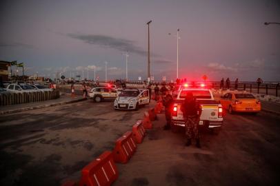 IMBÉ, RS, BRASIL - Após decreto da prefeitura de Imbé com restrições para evitar aglomeração na praia, polícia trabalha para bloquear avenida beira mar. (Foto: André Ávila/ Agência RBS)Um decreto que vale apenas para a madrugada deste domingo (3) foi publicado pela prefeitura de Imbé horas após a Brigada Militar e a Guarda Municipal dispersarem uma festa na beira da praia com 3 mil pessoas.No começo da noite deste sábado, a fiscalização na beira bar e no Centro de Imbé foi reforçada pela Força Tática da BM e pela Guarda Municipal. Com isso, a movimentação da praia e no calçadão caiu a partir das 19h.Na última madrugada, para dispersar a aglomeração foram usadas três gramas de gás lacrimogênio e um soldado fez disparo de arma não letal. Ninguém ficou ferido.<!-- NICAID(14682045) -->