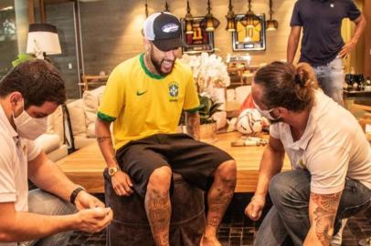 Antes de retorno a Paris, Neymar tira moldes para calçada da fama do Maracanã.Jogador estava com o seu pai, Neymar da Silva Santos, com o senador Flávio Bolsonaro e com o secretário de Esportes do estado do Rio de Janeiro, Leandro Alves.<!-- NICAID(14682061) -->