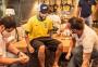 Neymar tira moldes para calçada da fama do Maracanã