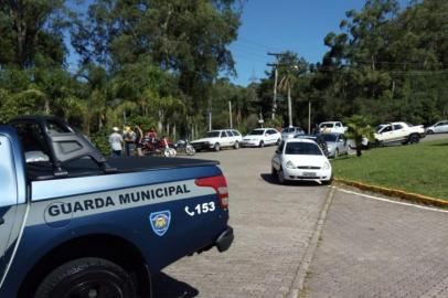 A Prefeitura de Caxias do Sul segue com as fiscalizações visando conter o avanço de casos de coronavírus na cidade. Na tarde deste sábado (02/01), os fiscais da SEMMA, com apoio da GM, vistoriaram áreas de lazer da cidade, como o Jardim Botânico, a Lagoa do Rizzo e uma praça no bairro Petrópolis, locais onde são proibidos a permanência de pessoas segundo os decretos vigentes. Não houveram notificações, apenas orientações. Já os fiscais de trânsito emitiram cinco autos de infração por estacionamento irregular.<!-- NICAID(14682064) -->