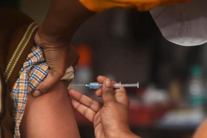 A health official (L) prepares to administer a vaccine during a dry run or a mock drill for Covid-19 coronavirus vaccine delivery at a primary health centre  in Kolkata on January 2, 2021. (Photo by Dibyangshu SARKAR / AFP)<!-- NICAID(14682339) -->