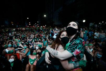 Pro-choice activists wait for the result of a Senate bill to legalize abortion outside the Congress in Buenos Aires on December 30, 2020. (Photo by EMILIANO LASALVIA / AFP)<!-- NICAID(14680313) -->