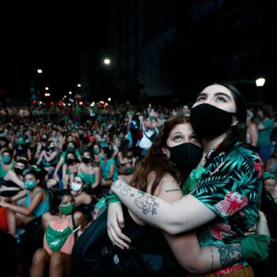 Pro-choice activists wait for the result of a Senate bill to legalize abortion outside the Congress in Buenos Aires on December 30, 2020. (Photo by EMILIANO LASALVIA / AFP)<!-- NICAID(14680313) -->