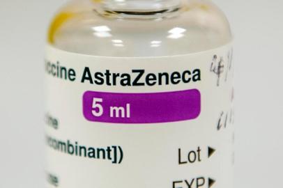  A vial of the AstraZeneca/Oxford Covid-19 vaccine is pictured at the Lochee Health Centre in Dundee on January 4, 2021. - Britain on Monday began rolling out the AstraZeneca/Oxford coronavirus vaccine, a possible game-changer in fighting the disease worldwide, while China raced to inoculate millions with a domestically made jab. (Photo by Andy Buchanan / POOL / AFP)Editoria: HTHLocal: DundeeIndexador: ANDY BUCHANANSecao: preventative medicineFonte: POOLFotógrafo: STR<!-- NICAID(14682604) -->