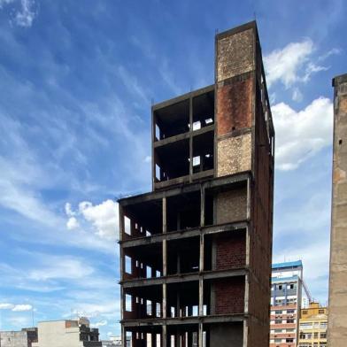  PORTO ALEGRE, RS, BRASIL, 04-01-2021: Edifício inacabado na região central de Porto Alegre, popularmente conhecido como ¿esqueletão¿. O prefeito Sebastião Melo (MDB) mencionou a estrutura no discurso que fez na cerimônia de transmissão do cargo e disse que irá arrumar o prédio. (Foto: Mateus Bruxel / Agência RBS)<!-- NICAID(14682900) -->