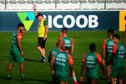  CAXIAS DO SUL, RS, BRASIL, 04/12/2020. Treino do Juventude no estádio Alfredo Jaconi. O Ju enfrenta a Chapecoense, no próximo sábado (05/12) pela série B do Campeonato Brasileiro. Na foto, técnico Pintado (E). (Porthus Junior/Agência RBS)Indexador: Porthus Junior                  <!-- NICAID(14661079) -->