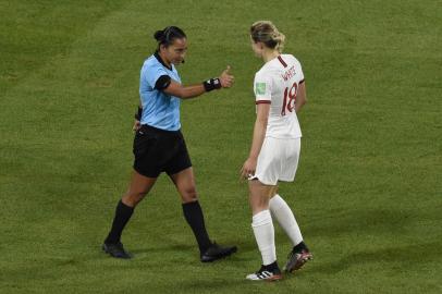 775320143Brazilian referee Edina Alves Batista speaks with Englands forward Ellen White during the France 2019 Womens World Cup semi-final football match between England and USA, on July 2, 2019, at the Lyon Satdium in Decines-Charpieu, central-eastern France. (Photo by Jean-Philippe KSIAZEK / AFP)Editoria: SPOLocal: Décines-CharpieuIndexador: JEAN-PHILIPPE KSIAZEKSecao: soccerFonte: AFPFotógrafo: STF<!-- NICAID(14683245) -->